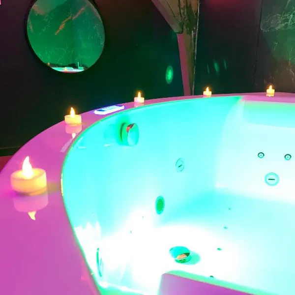 Love room avec jacuzzi privé, hotel v destinaci Bonnétable