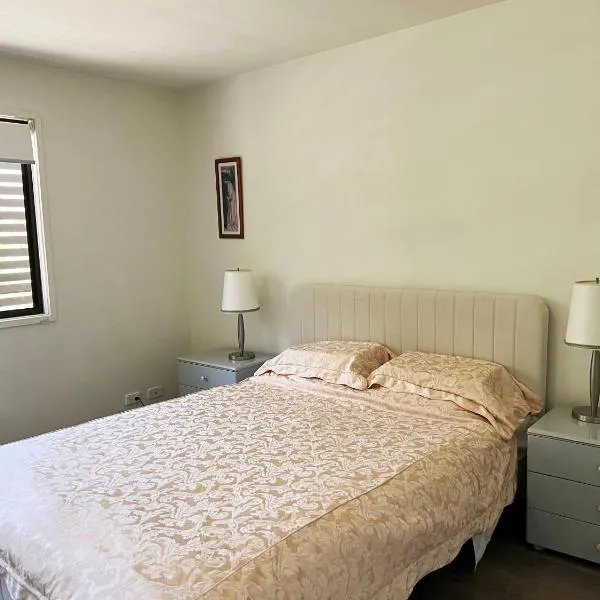 Spacious Family Townhouse near Kingston & Manuka, ξενοδοχείο σε Fyshwick