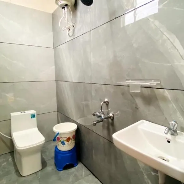 Hotel SG Continental Amritsar !! Prime Location ! Parking ! Open terrace, hotel en Amritsar