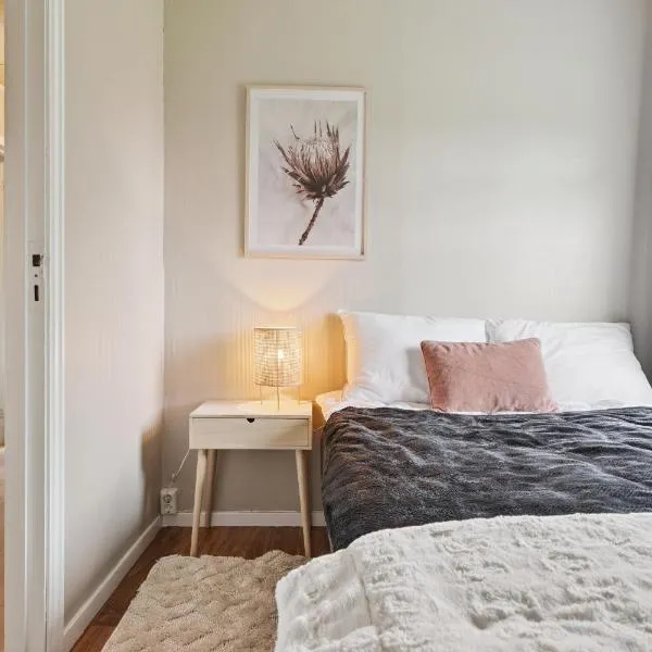 Stylish Private Rooms in Lofoten Guesthouse, hotel in Leknes