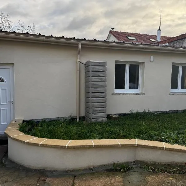 Charming cozy house near Paris and Disney, hotel v destinaci Gagny