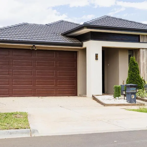 Modern 4BR Home Spacious & Family Friendly, хотел в Melton South