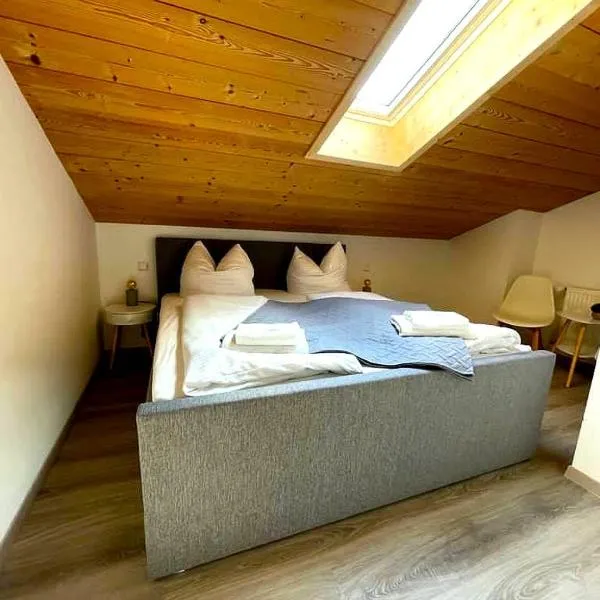 Gemütliche Ferienwohnung im DG am Tegernsee - Bergblick, Ruhe & ganz viel Platz, Hotel in Bad Wiessee