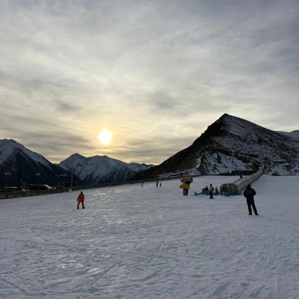 Appartement avec vue sur les montagnes - Au calme et proche du centre ville, hotel en Arreau