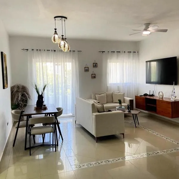 Modern 2BR Condo Near the Beach Juan Dolio, Hotel in Villas del Mar