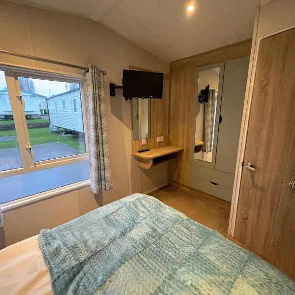Pine Tree Cove - your holiday retreat, hotel a Lytchett Minster
