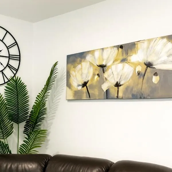 Modern 2 Bed Apartment with Free Parking, hotel in Coventry