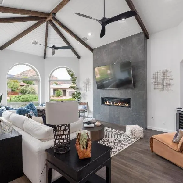 Amazing Luxury Home with Hot Tub & Views, hotel v destinaci Sedona
