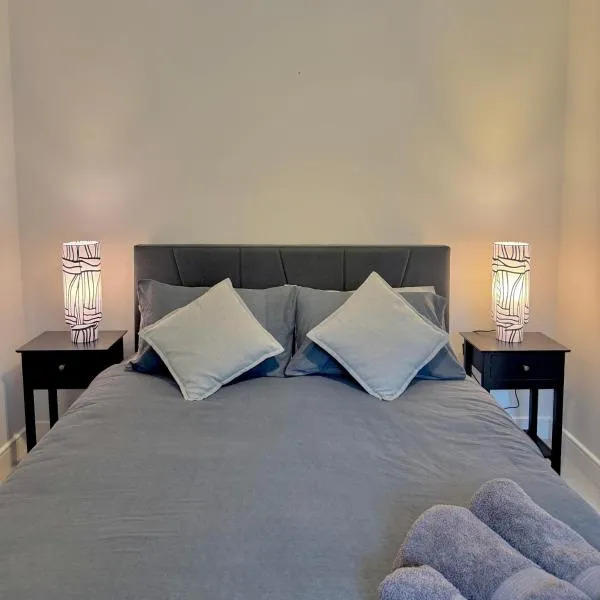 Brand-new flat, King Bed, Sofa Bed with full kitchen, Wi-Fi, self check-in Central location near everything, hotel din Farnborough