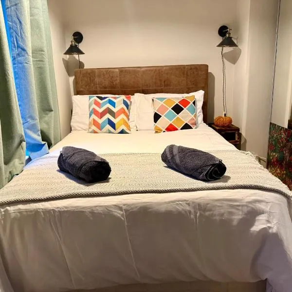 Sleeps up to 7 Perfect for Contractors Groups Stylish Home Free parking，位于Longley的酒店