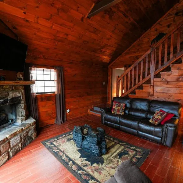 The Bearfoot Cabin! Ideally located, decorated for Christmas, Fireplace, Game Room!, hotell i Sevierville