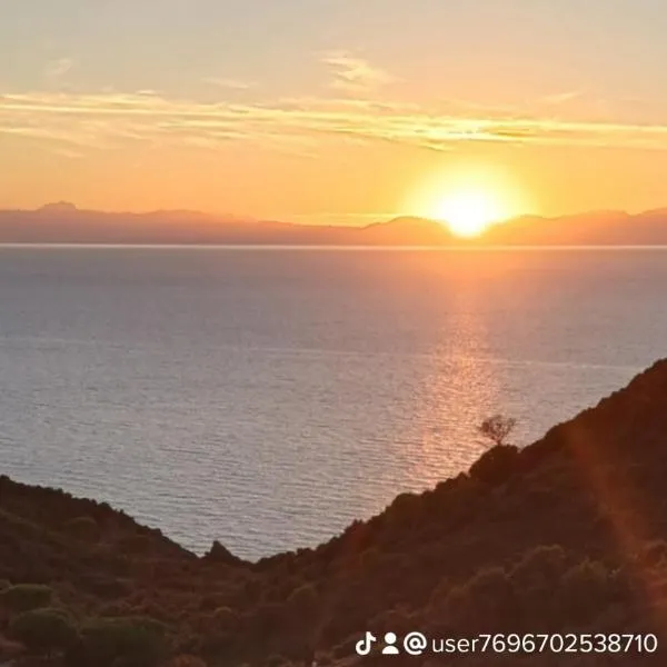 Sunset House, hotel in Mortigliano