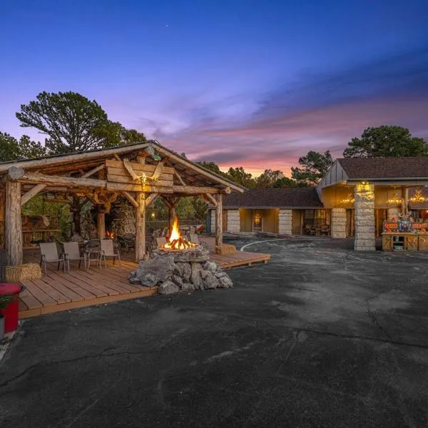 Stonegate Lodge Bear's Den Kitchen, Pool, Firepit, WIFI ,Smart TVs，位于尤里卡斯普林斯的酒店