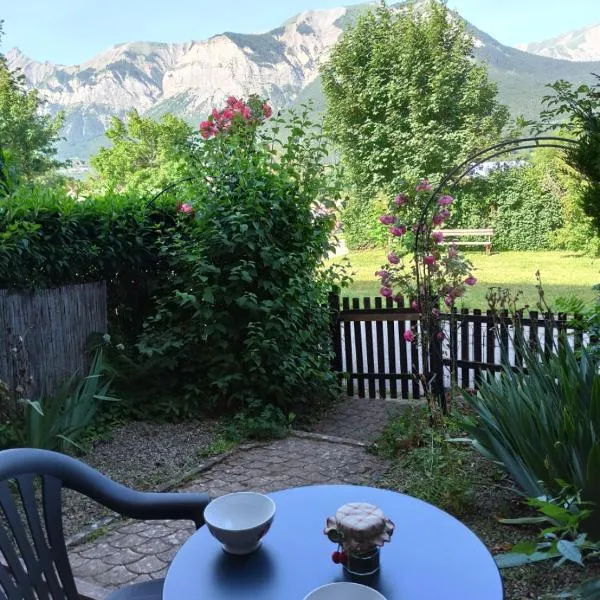 Studio en rez de jardin , vue montagne, hotel in Saint-Bonnet-en-Champsaur