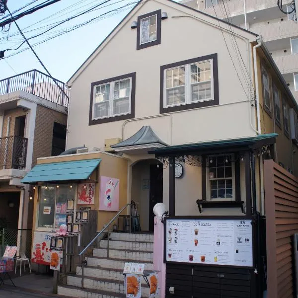 IZA Enoshima Guest House and Bar, ξενοδοχείο σε Fujisawa