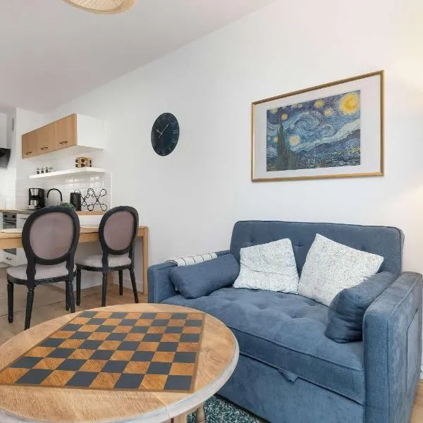 Modern Apartment with Garden and Parking in Gdańsk by Noclegi Renters, Hotel in Danzig