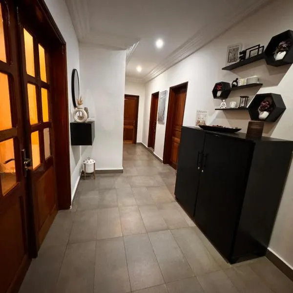 Keur Ébène - Appartement Cosy à Ouakam Batrain, hotel em Dakar