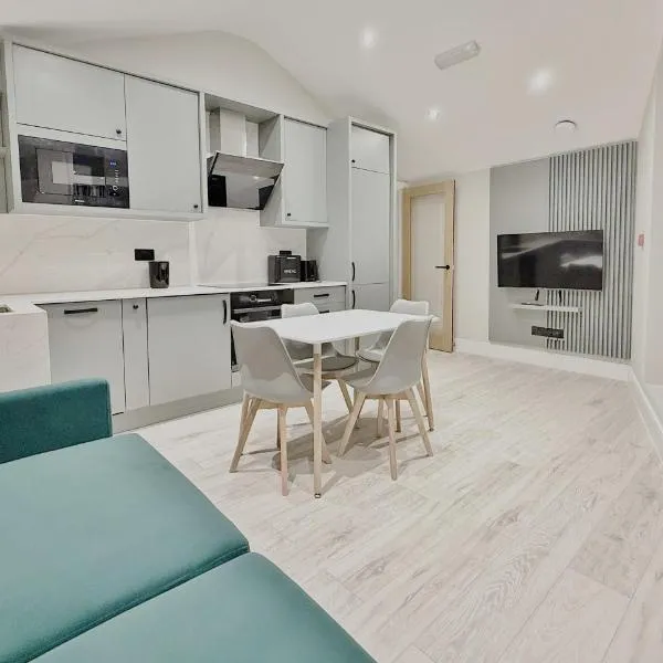 Fantastic 2 Bed Penthouse With Free Parking in Acton, готель у Лондоні