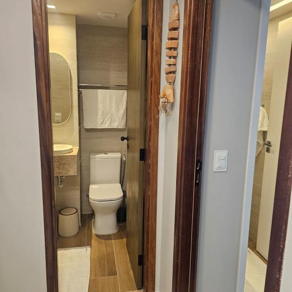 Flat com sala, suíte e banheiro social - pé na areia na praia de Muro Alto - Marupiara Suites - Foto 3