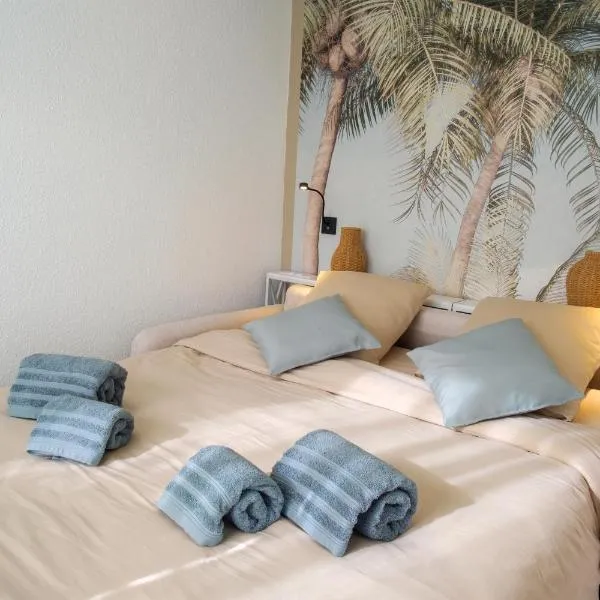 Parking privé, Clim, Wifi, Plage à pied 300m, Rénové 2025, En Juillet et Août, les Réservations se font du Dimanche au Dimanche pour éviter la circulation, hotel a Sainte-Maxime
