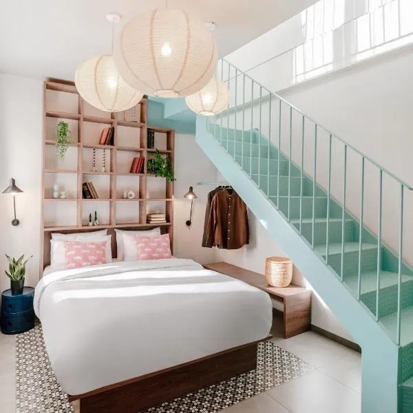 Dogpound Hotel, hotel in Athens