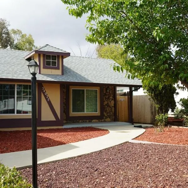Cozy 3-bedroom residential home in Wildomar, CA โรงแรมในWildomar