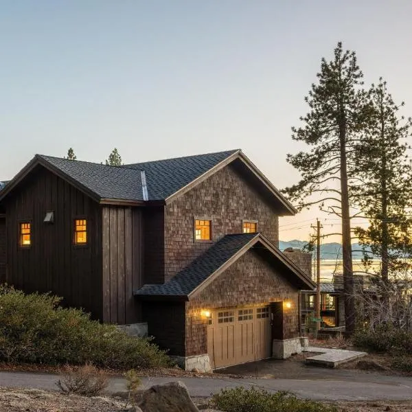 Atkinson by AvantStay Lake Front Home w Stunning Views in Tahoe Vista, ξενοδοχείο σε Tahoe Vista
