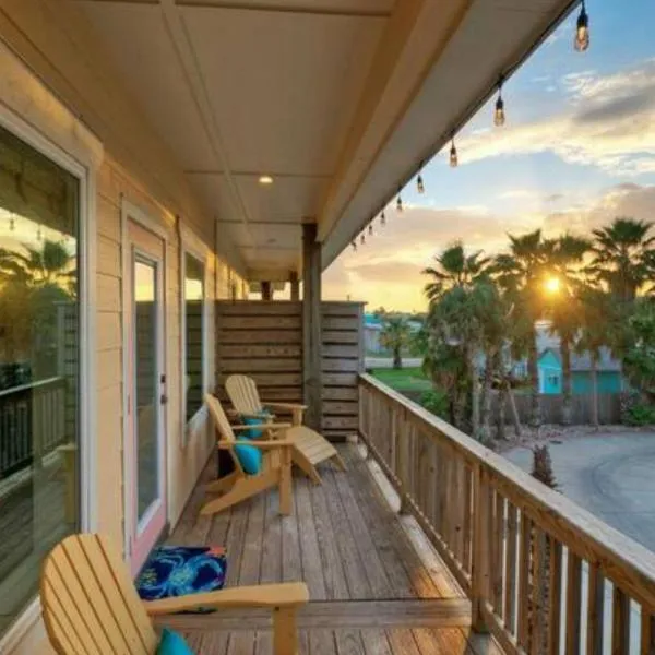 Pool Walk to Old Town Eateries Nightlife Shopping Rock N Reelby AvantStay, hotel v destinaci Port Aransas