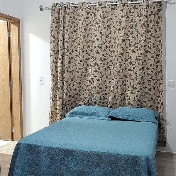 Quarto com frigobar e ar condicionado em Bombas