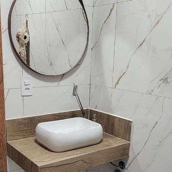 Quarto com frigobar e ar condicionado em Bombas - Foto 3