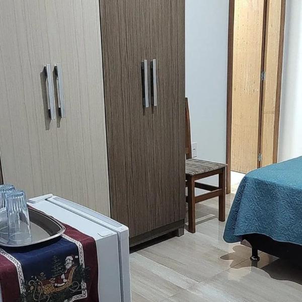 Quarto com frigobar e ar condicionado em Bombas - Foto 4