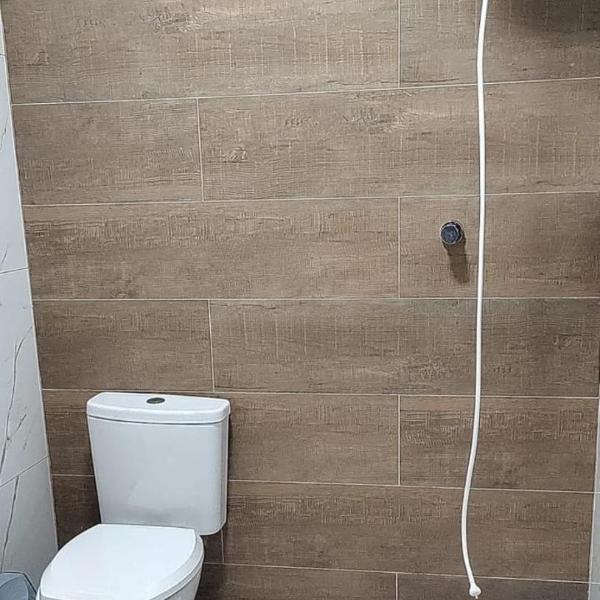 Quarto com frigobar e ar condicionado em Bombas - Foto 5