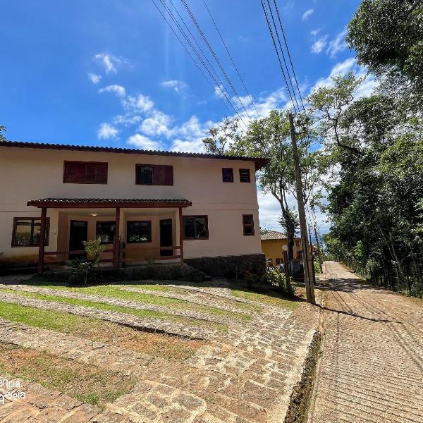 Casa em Condomínio com Piscina compartilhada