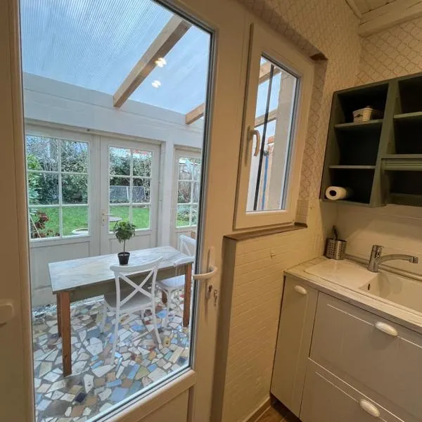 Dans Maison privée Appartement de charme, 70m2 avec pergola Et jardin à 15min centre de Strasbourg Chez Regine, hotel i Schiltigheim