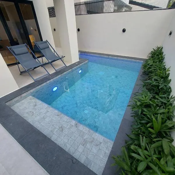 5BR Luxury Pool Villa Patong TPSV138, hotelli Patong Beachillä