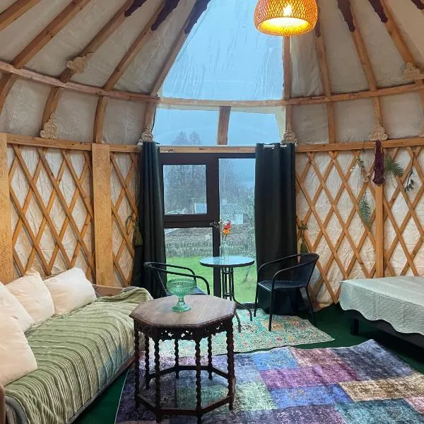 Unique Mongolian Yurt with Two small Guest houses by lake rent out as One, hotel di Hjo