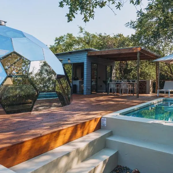 The Dome, Private Pool, Hot tub, Free Standing Bath, Private Game Reserve, Stargazing, Giraffe Tower, Romantic Getaway, Ultimate Bush Luxury, hotell i Hluhluwe