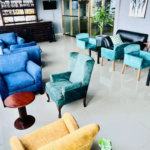 Tris Estates Hotel & Suites, hotel v destinaci Dwarzohn