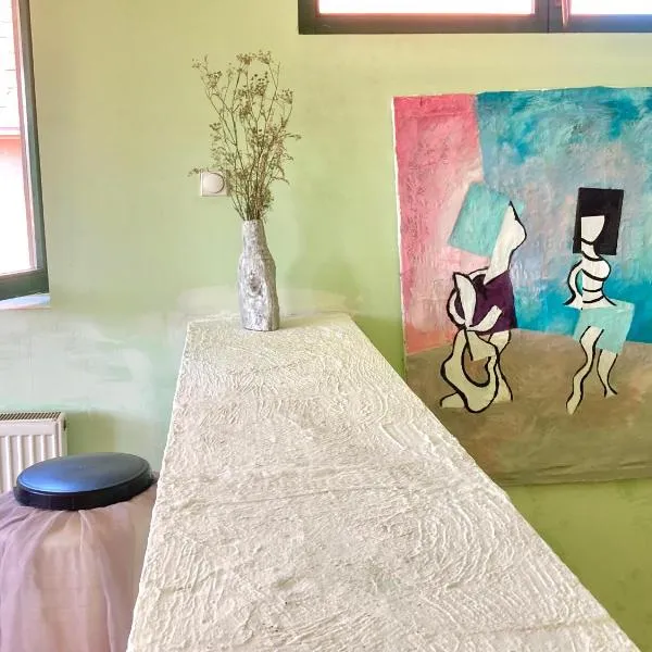 Artists Inn, large 2 bed duplex apartment, parking, hotel din Železnička Stanica Zemunsko Polje