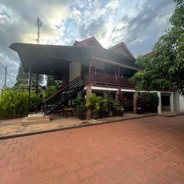 Blue monkey - Bouldering Guesthouse, Hotel in Phumĭ Réach Born
