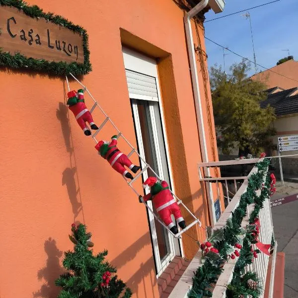 Casa Luzon, terraza-solarium con ducha y salon rustico, hotel en Villarejo de Salvanés