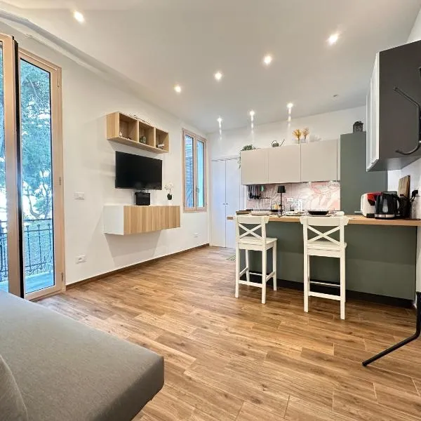 L&R - Casa Ditto - appartamento finemente ristrutturato con aria condizionata, balcone e parcheggio a poca distanza, хотел в Санремо
