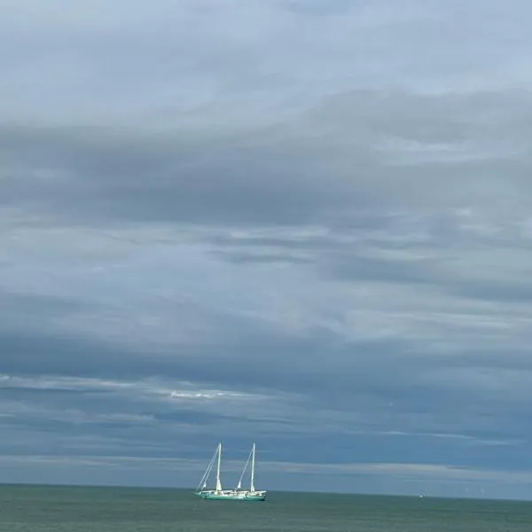 Gîte Les pieds dans l eau à Fécamp avec pleine vue mer, hotel in Fécamp