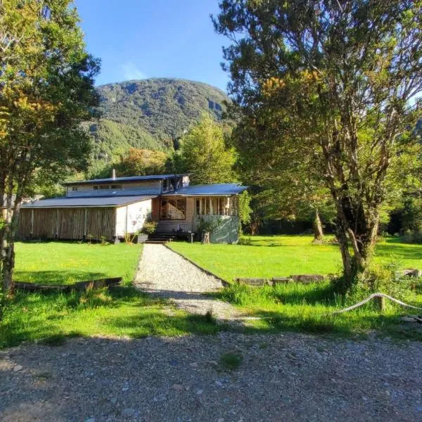 Refugio Salvatierra, hotel in Puerto Cisnes