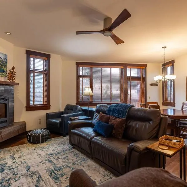 Luxurious 901 Condos by Fernie Central Reservations, hotel i Fernie