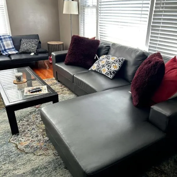 Spacious 4BR Close to Airport for Work and Families: Columbus şehrinde bir otel