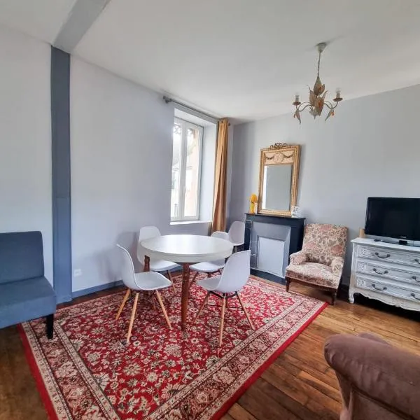 Duplex Quartier Historique Forteresse des Ducs de BOURBON, hôtel à Bourbon-lʼArchambault