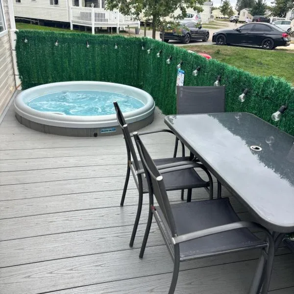 Tattershall Lakes Pet Friendly Hot Tub Breaks, hotel i Tattershall