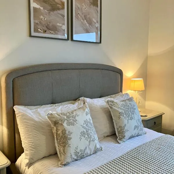 Central & Cosy, Home from Home with Large Garden & Free Parking, Bournemouth, hotell i Bournemouth