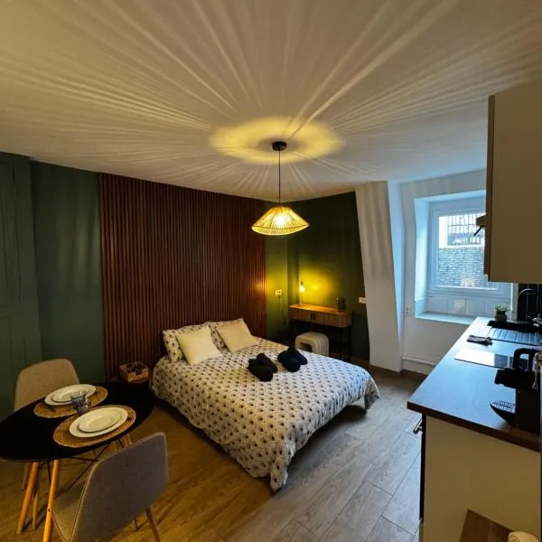 Charmant Appartement au Coeur de Bourges 25, hotel em Bourges